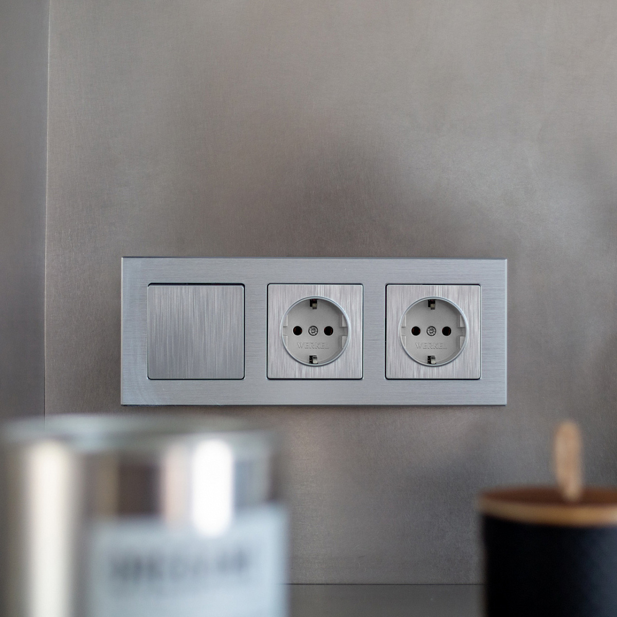 Выключатель одноклавишный cеребряный рифленый W1110009